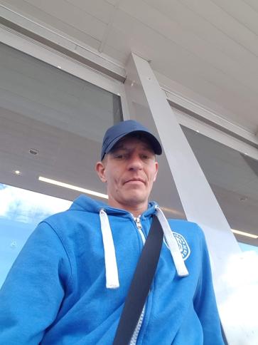 Jozsef, 43 éves tatabányai társkereső férfi profil fotója