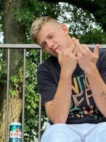 Ádám, 23 éves pitvarosi társkereső férfi profil fotója Ádám, 23 éves pitvarosi társkereső férfi profil fotója