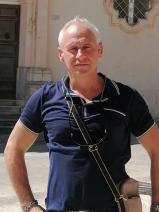 Sziasztok! Mihály vagyok. Ingyenesen megismerhető Budapest VI. kerületi nőkkel randiznék.
