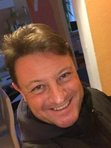 Karesz, 51 éves százhalombattai társkereső férfi profil fotója