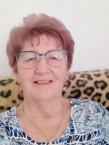 Julianna, 75 éves abádszalóki társkereső nő profil fotója Julianna, 75 éves abádszalóki társkereső nő profil fotója