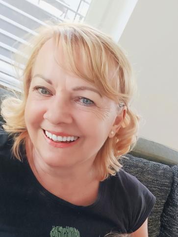 Zsuzsanna, 69 éves győri társkereső nő profil fotója Zsuzsanna, 69 éves győri társkereső nő profil fotója