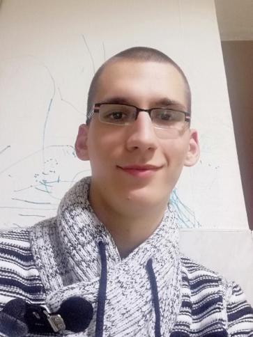 Alex, 24 éves kiskunhalasi társkereső férfi profil fotója