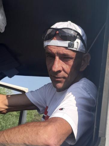 Laci, 53 éves monori társkereső férfi profil fotója Laci, 53 éves monori társkereső férfi profil fotója