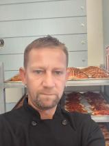 Sziasztok! András vagyok. Komoly szakolyi párkereső nők jelentkezését várom.