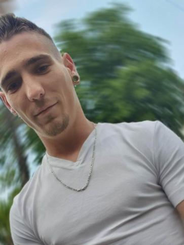 Tamás, 26 éves álmosdi társkereső férfi profil fotója
