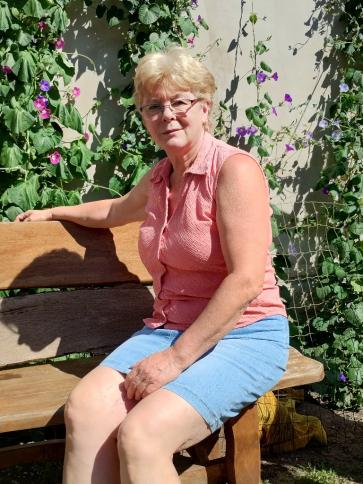 Rózsa, 63 éves zirci társkereső nő profil fotója Rózsa, 63 éves zirci társkereső nő profil fotója