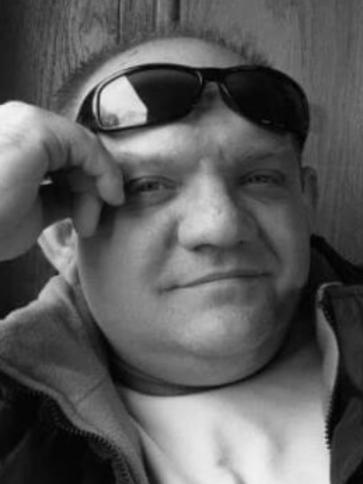Krisztian, 49 éves esztergomi társkereső férfi profil fotója Krisztian, 49 éves esztergomi társkereső férfi profil fotója