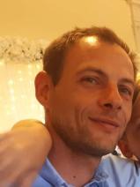 Sziasztok! Péter vagyok. Komoly baracsi párkereső nők jelentkezését várom.