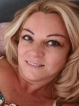 Sziasztok! Krisztina vagyok. Online Budapest XVIII. kerületi randizni vágyó férfiak jelöljetek kedvencnek.