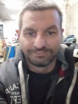Sziasztok! Sandor vagyok. Komoly kéthelyi párkereső nők jelentkezését várom.