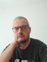 Sziasztok! András vagyok. Fiatal mosonmagyaróvári párkereső lányokkal chatelnék.