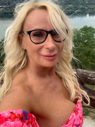 Anna, 50 éves esztergomi társkereső nő profil fotója Anna, 50 éves esztergomi társkereső nő profil fotója