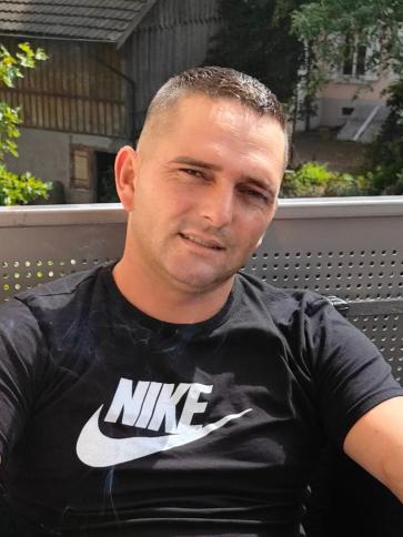 Zsombor, 33 éves albániai társkereső férfi profil fotója