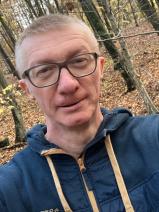 Sziasztok! Péter vagyok. Komoly jászalsószentgyörgyi párkereső nők jelentkezését várom.