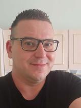 Sziasztok! Dávid vagyok. Online táti randizni vágyó nők kattinsatok a kedvenc gombra.