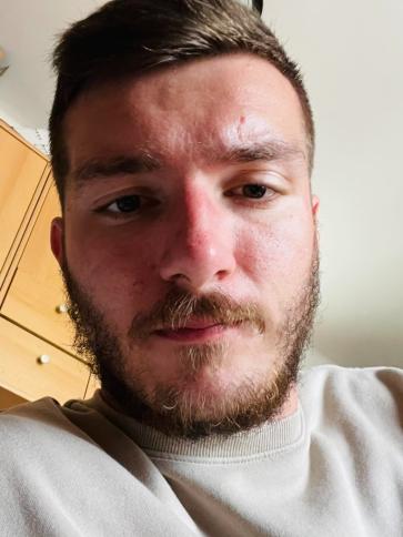 Ákos, 25 éves biharnagybajomi társkereső férfi profil fotója