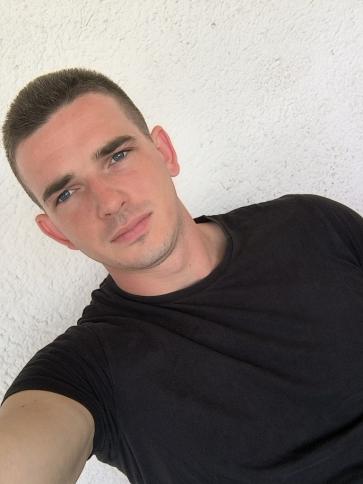 Viktor, 27 éves szolnoki társkereső férfi profil fotója