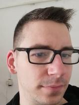 Sziasztok! Roland vagyok. Fiatal tapolcai párkereső lányokkal chatelnék.