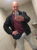 Sziasztok! Attila vagyok. Ingyenesen megismerhető Budapest III. kerületi nőkkel randiznék.