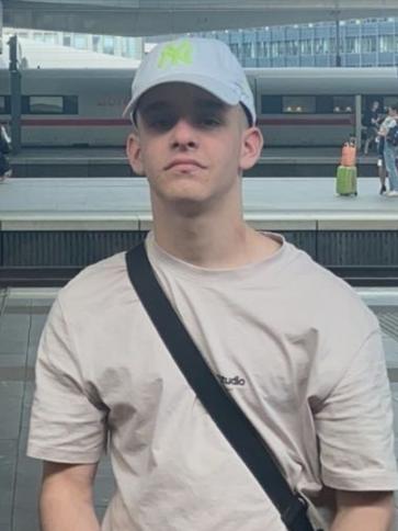 Gabor, 21 éves Budapest XVI. kerületi társkereső férfi profil fotója Gabor, 21 éves Budapest XVI. kerületi társkereső férfi profil fotója