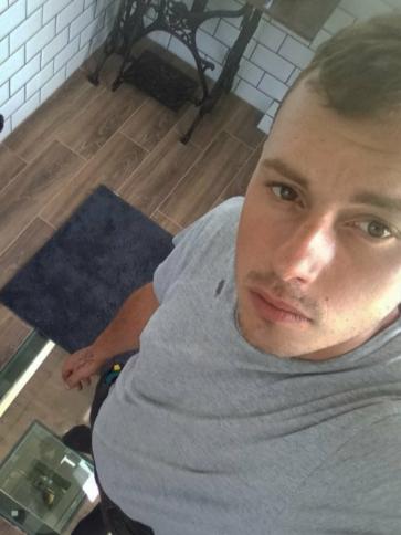 Attila, 21 éves szekszárdi társkereső férfi profil fotója