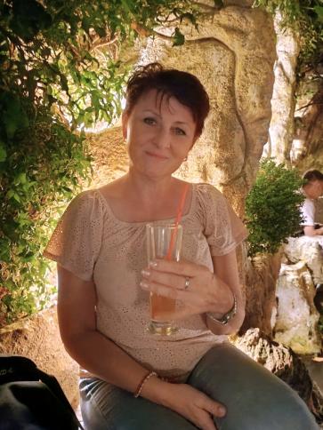 Enikő, 53 éves miskolci társkereső nő profil fotója Enikő, 53 éves miskolci társkereső nő profil fotója
