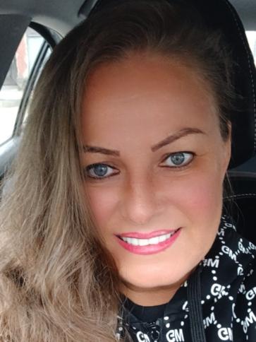 Viki, 47 éves miskolci társkereső nő profil fotója Viki, 47 éves miskolci társkereső nő profil fotója