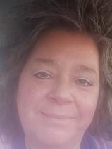 Sziasztok! Viki vagyok. Komoly Budapest III. kerületi társkereső férfiak jelentkezését várom.