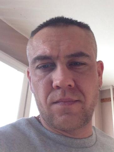 Alex, 37 éves esztergomi társkereső férfi profil fotója Alex, 37 éves esztergomi társkereső férfi profil fotója