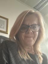 Sziasztok! Dora vagyok. Online Budapest XI. kerületi randizni vágyó férfiak jelöljetek kedvencnek.