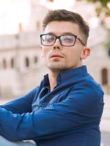 Sziasztok! Bence vagyok. Online Budapest VII. kerületi randizni vágyó nők kattinsatok a kedvenc gombra.