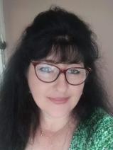 Sziasztok! Erika vagyok. Komoly kesztölci társkereső férfiak jelentkezését várom.