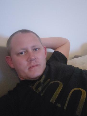 Laci, 35 éves soproni társkereső férfi profil fotója