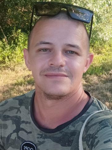 Péter, 31 éves százhalombattai társkereső férfi profil fotója