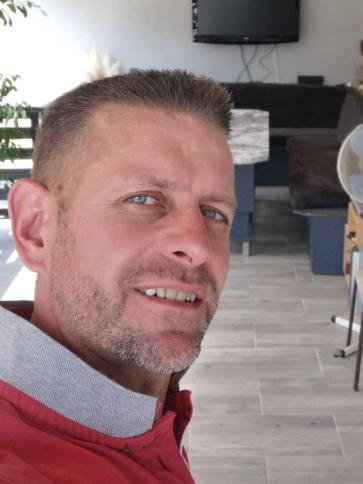 Robert, 47 éves kemenesmihályfai társkereső férfi profil fotója