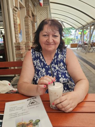 Irén, 59 éves ceglédi társkereső nő profil fotója