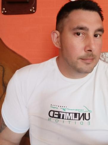 Csaba, 32 éves egri társkereső férfi profil fotója