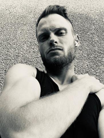 Dániel, 32 éves nagyatádi társkereső férfi profil fotója
