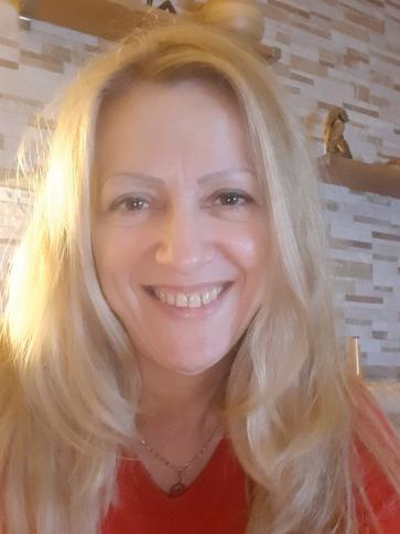 Szilvi, 55 éves szigetszentmiklósi társkereső nő profil fotója