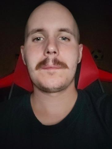 Csaba, 24 éves esztári társkereső férfi profil fotója