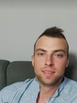 Sziasztok! Robert vagyok. Komoly Komárom-Esztergom megyei párkereső nők jelentkezését várom.