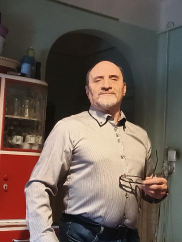 Géza, 69 éves gyöngyössolymosi társkereső férfi profil fotója