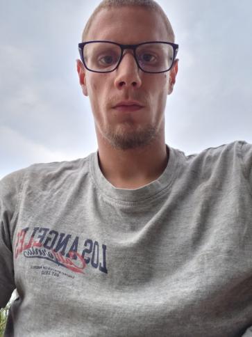 Bálint, 21 éves sárbogárdi társkereső férfi profil fotója