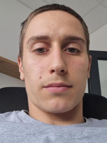 Dominik, 20 éves kiskunhalasi társkereső férfi profil fotója