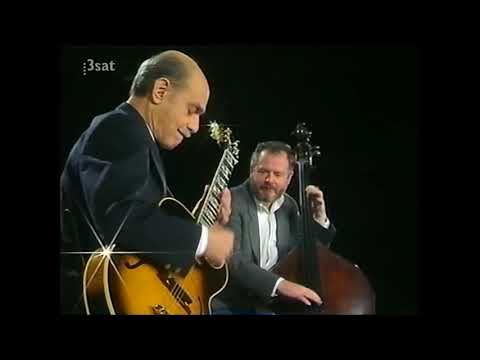 Őt is kedvelem, egyik legjobb Jazz gitáros. youtube