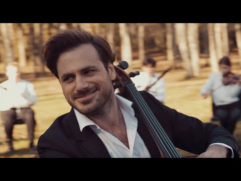 Nem csak jó képű de csodásan játszik a hangszeren. youtube
