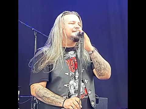 Nem rajongok a rock zenéért, de ez nem rossz. 🙃 youtube