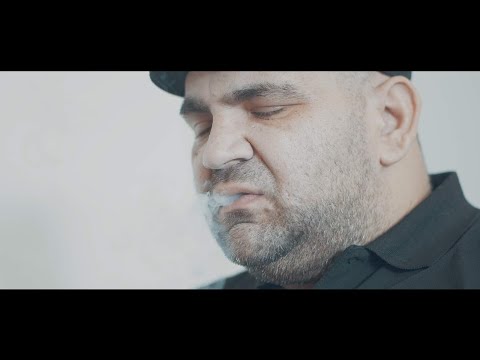 Ez is de van rengeteg kedvenc zeném. sőt sokat hallgatok zenéket youtube